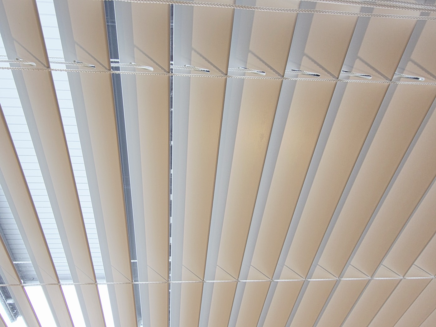Timber-look venetian blinds